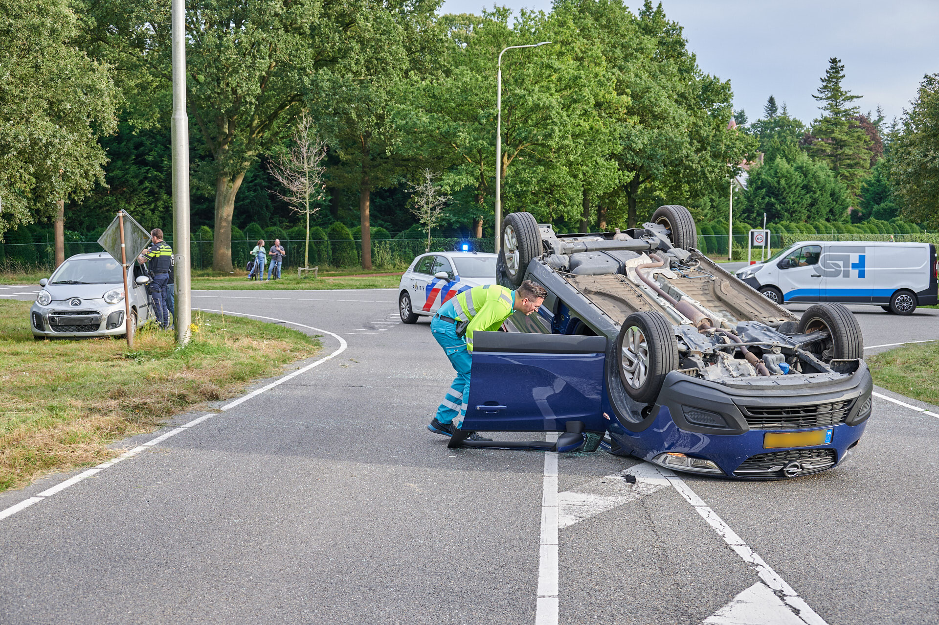 Auto belandt op z’n kop na botsing, bestuurder lichtgewond