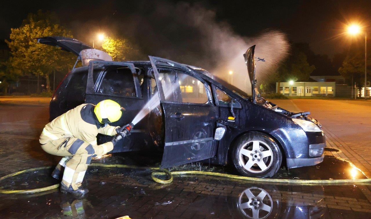 Auto in brand gestoken met vuurwerk