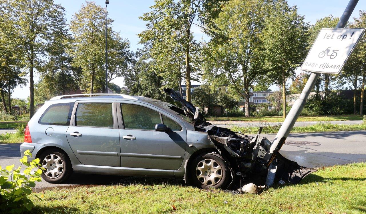 Auto vliegt in brand na aanrijding met lichtmast