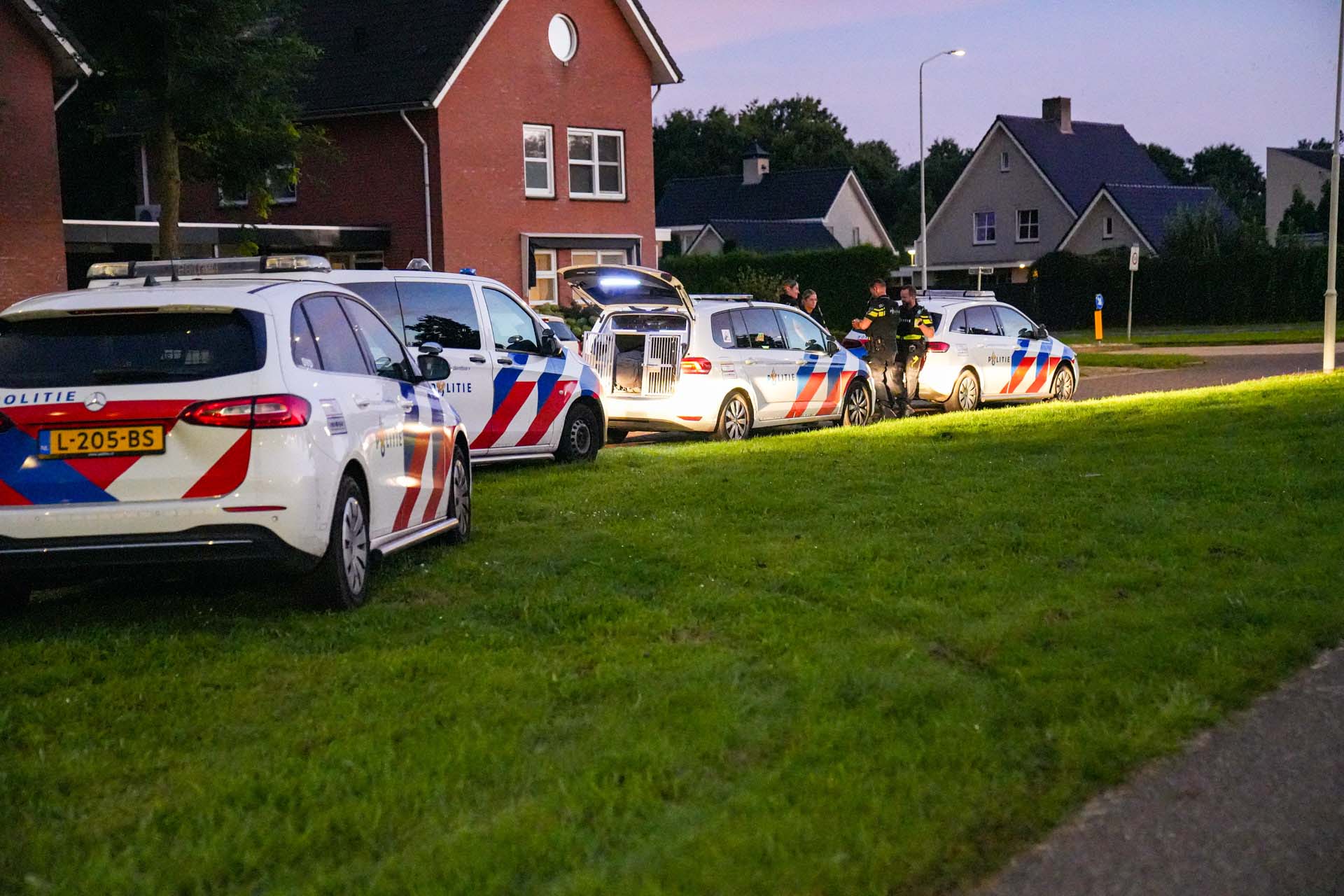 Agenten omsingelen woning na melding over verwarde man