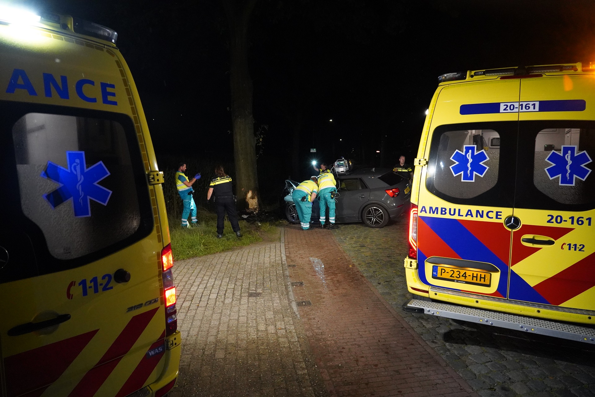 Auto Botst Tegen Boom, Twee Zwaargewonden - 112Brabant