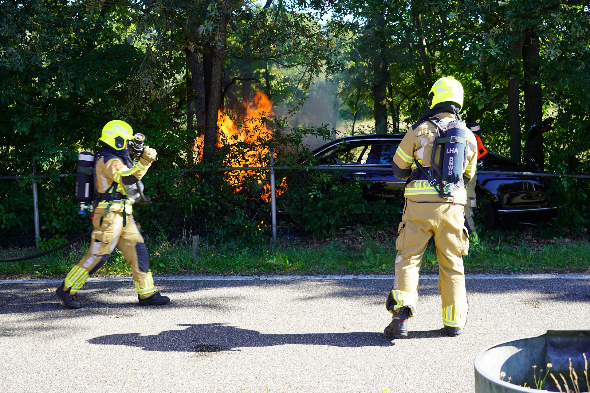 Peperdure Bentley Mulsanne botst tegen boom en vliegt in brand