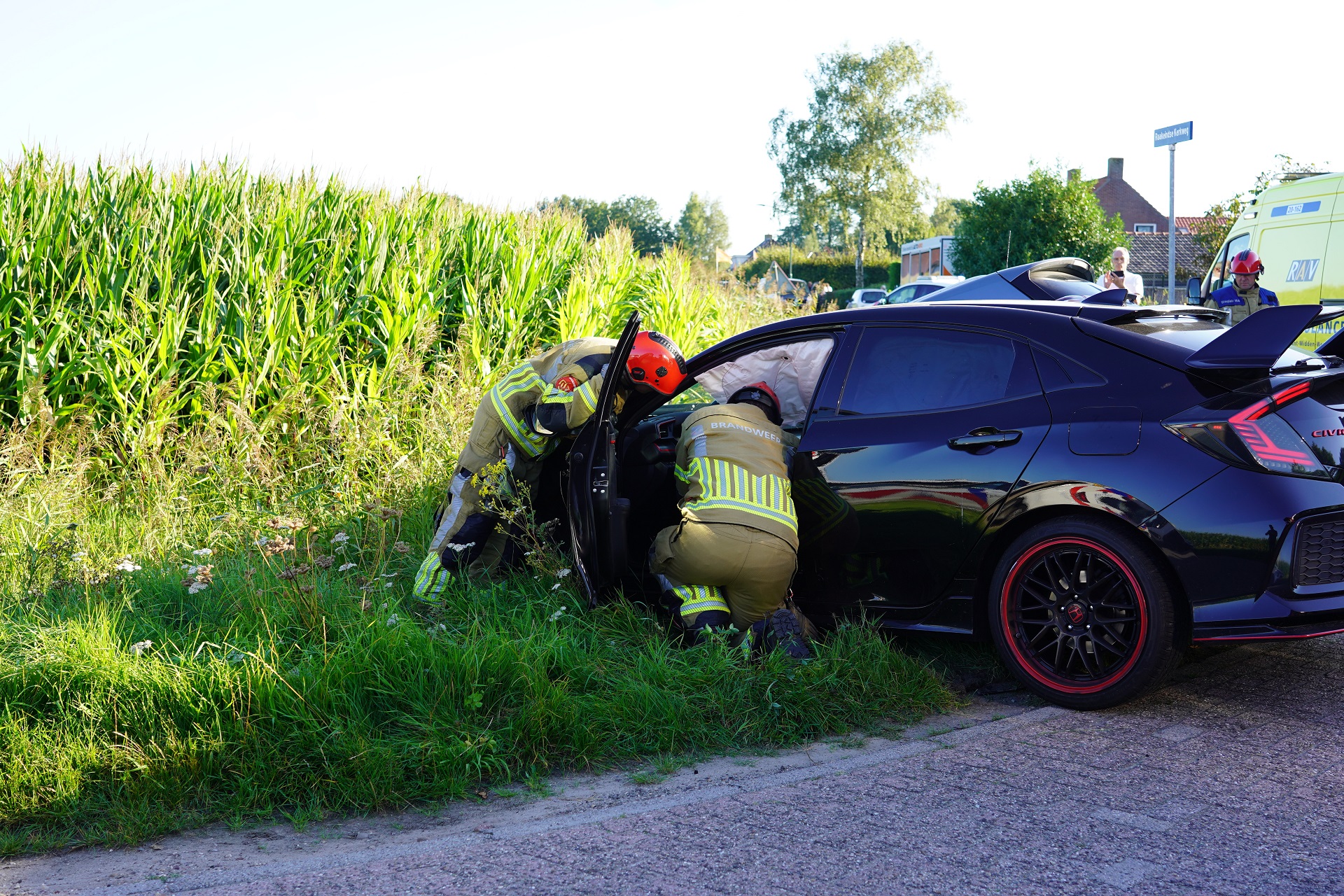 Auto’s Belanden In Sloot Na Botsing Op Kruising - 112Brabant