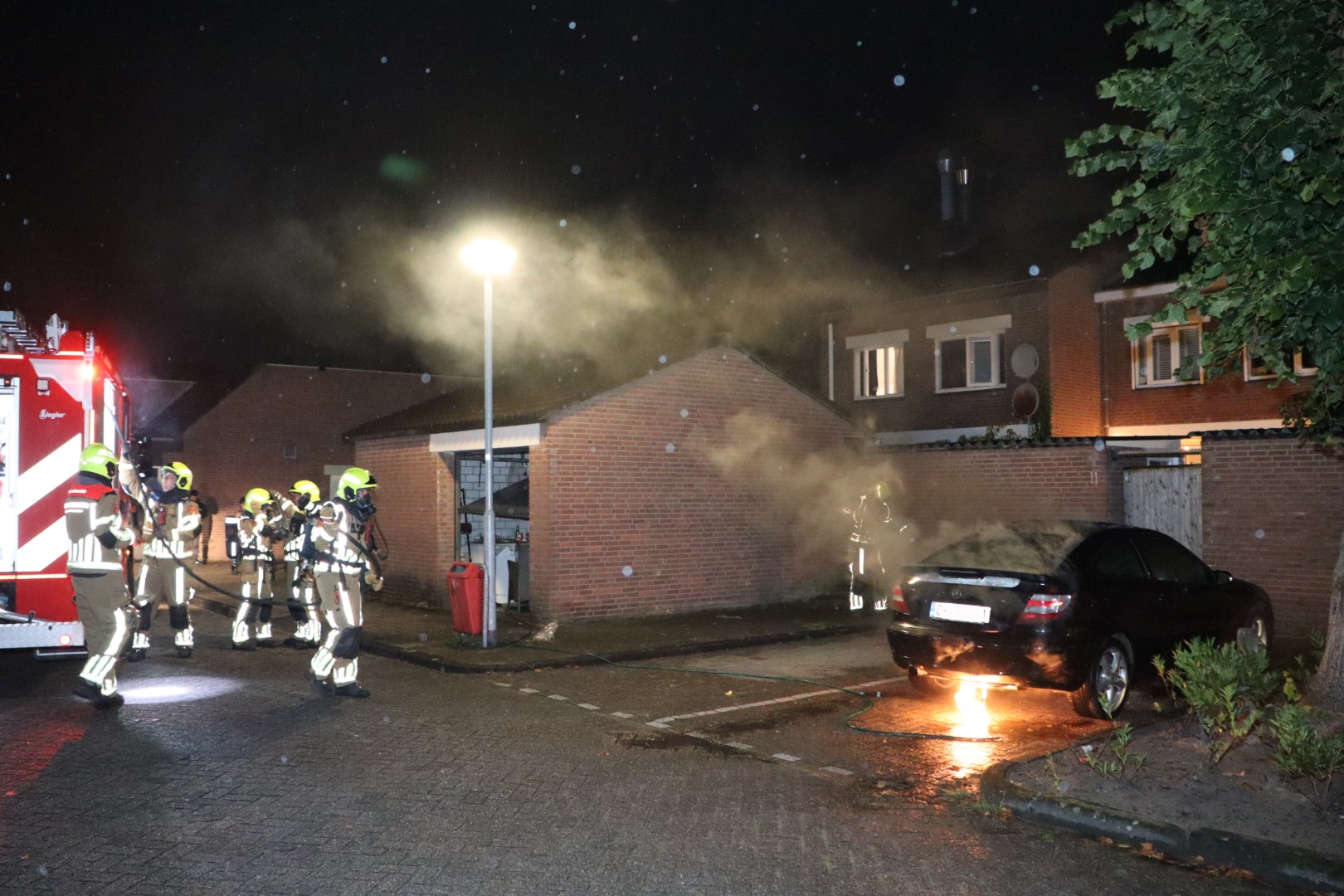 Auto in brand, aanmaakblokjes op dak