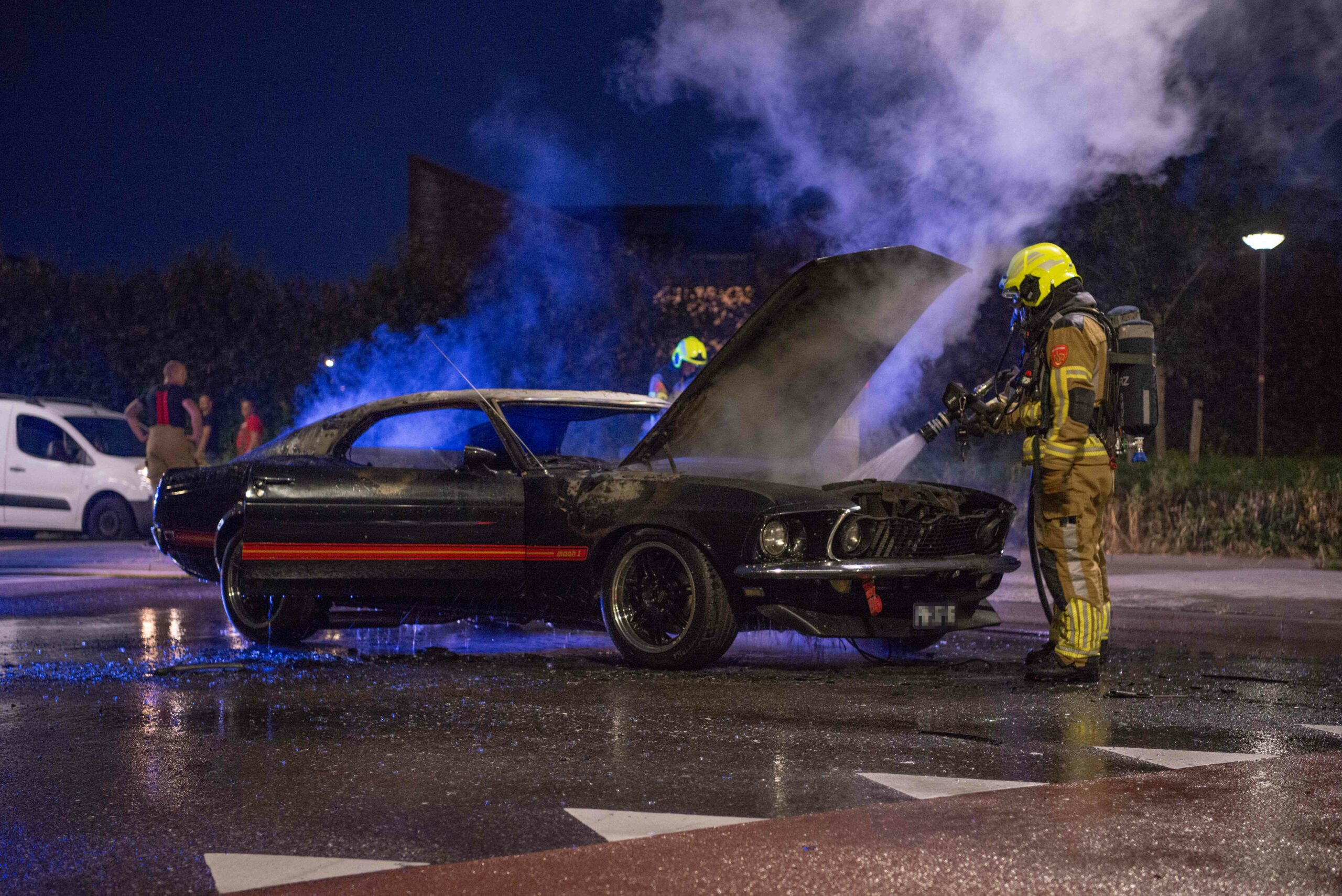 Ford Mustang oldtimer vliegt tijdens rijden in brand