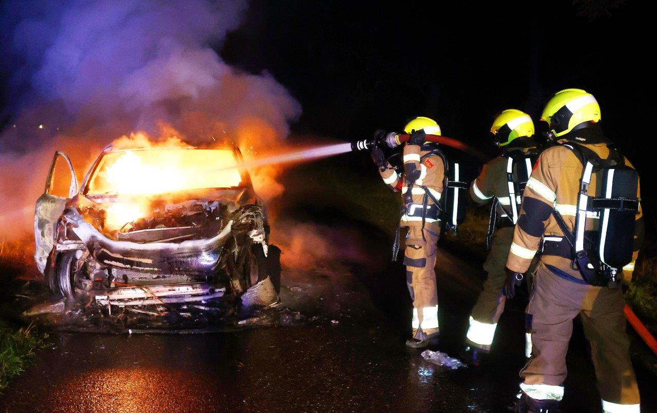Auto vliegt in brand brand tijdens het rijden