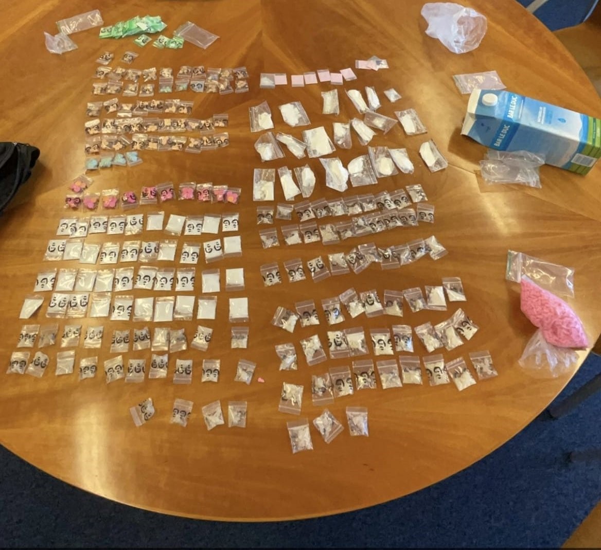 Duizend xtc-pillen, zakjes coke en lsd in auto aangetroffen, bestuurder (27) aangehouden
