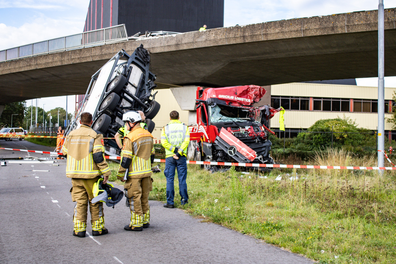 Tankwagen valt van viaduct, chauffeur gewond