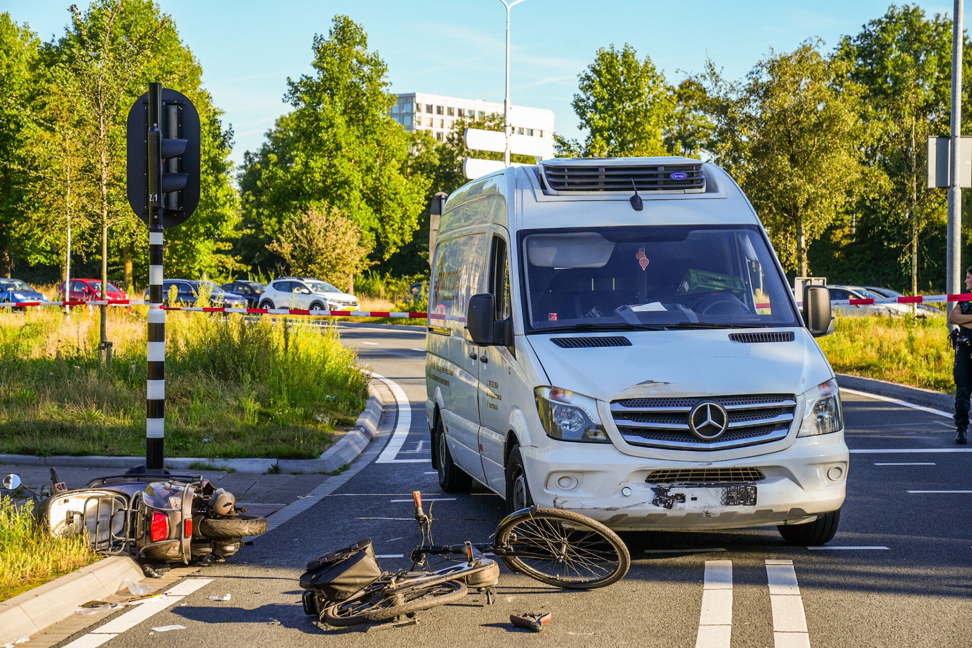 Fietser en scooter aangereden door bestelbus, één zwaargewonde