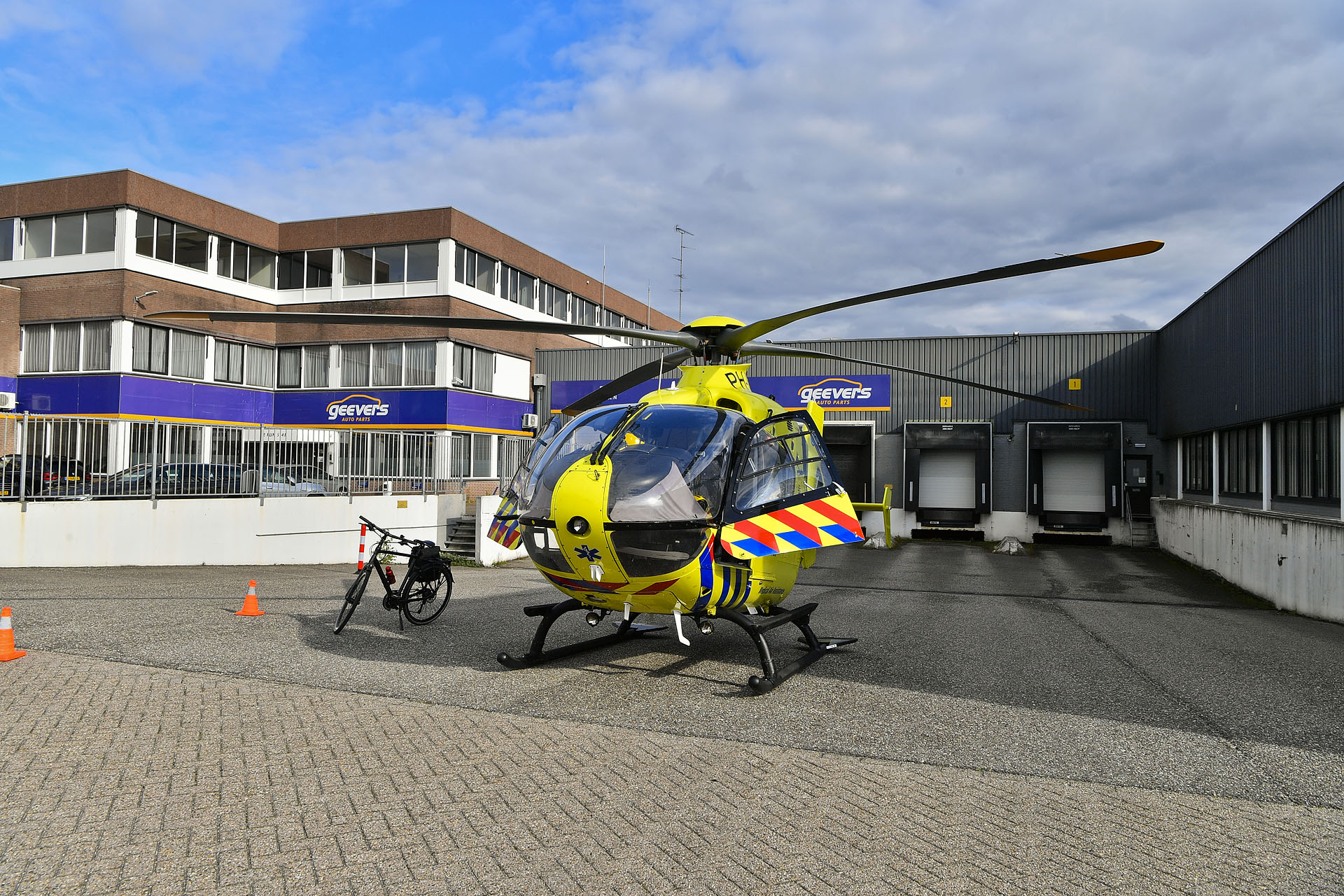 Man ernstig gewond na val van grote hoogte
