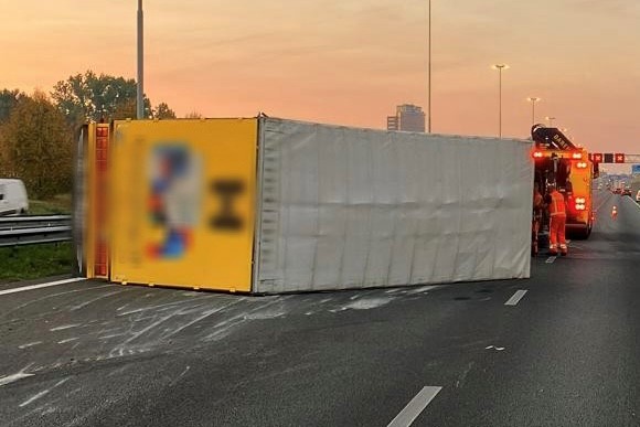 A16 heel de ochtend dicht vanwege gekantelde vrachtwagen