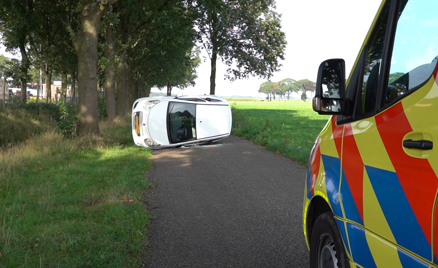 Vrouw belandt met auto op zijkant en raakt gewond