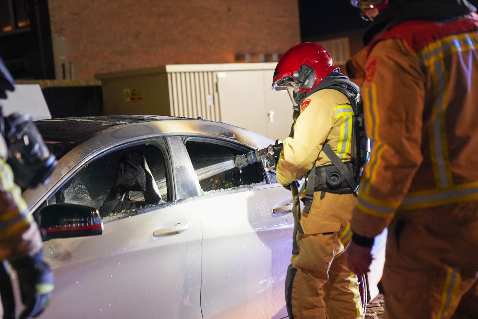 Auto zwaar beschadigd door brand