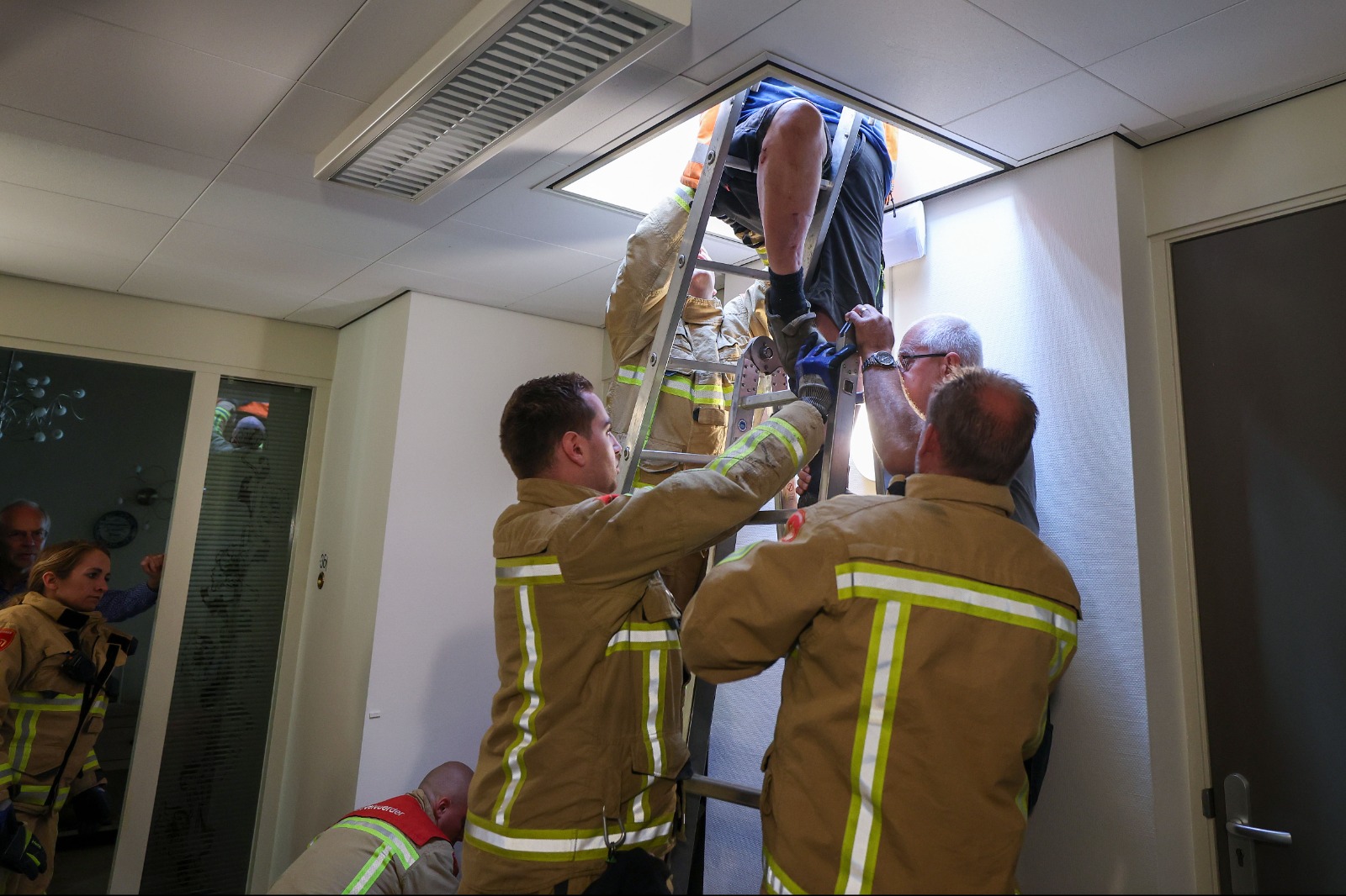 Man maakt hachelijke minuten mee, geklemd tussen de ladder