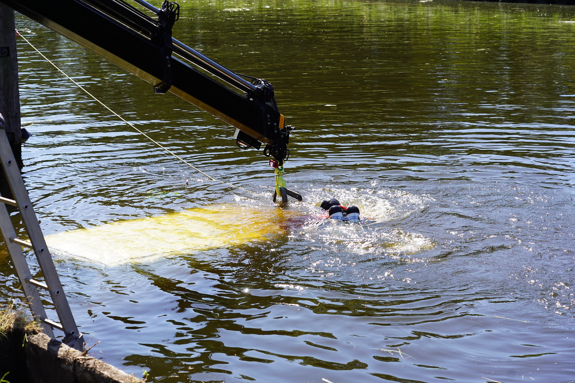 Zoektocht naar persoon in kanaal na aantreffen auto