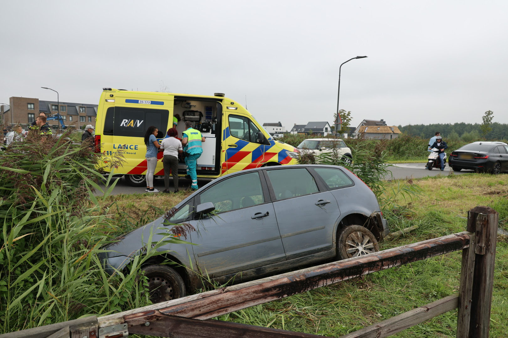 Automobilist belandt in sloot en raakt gewond