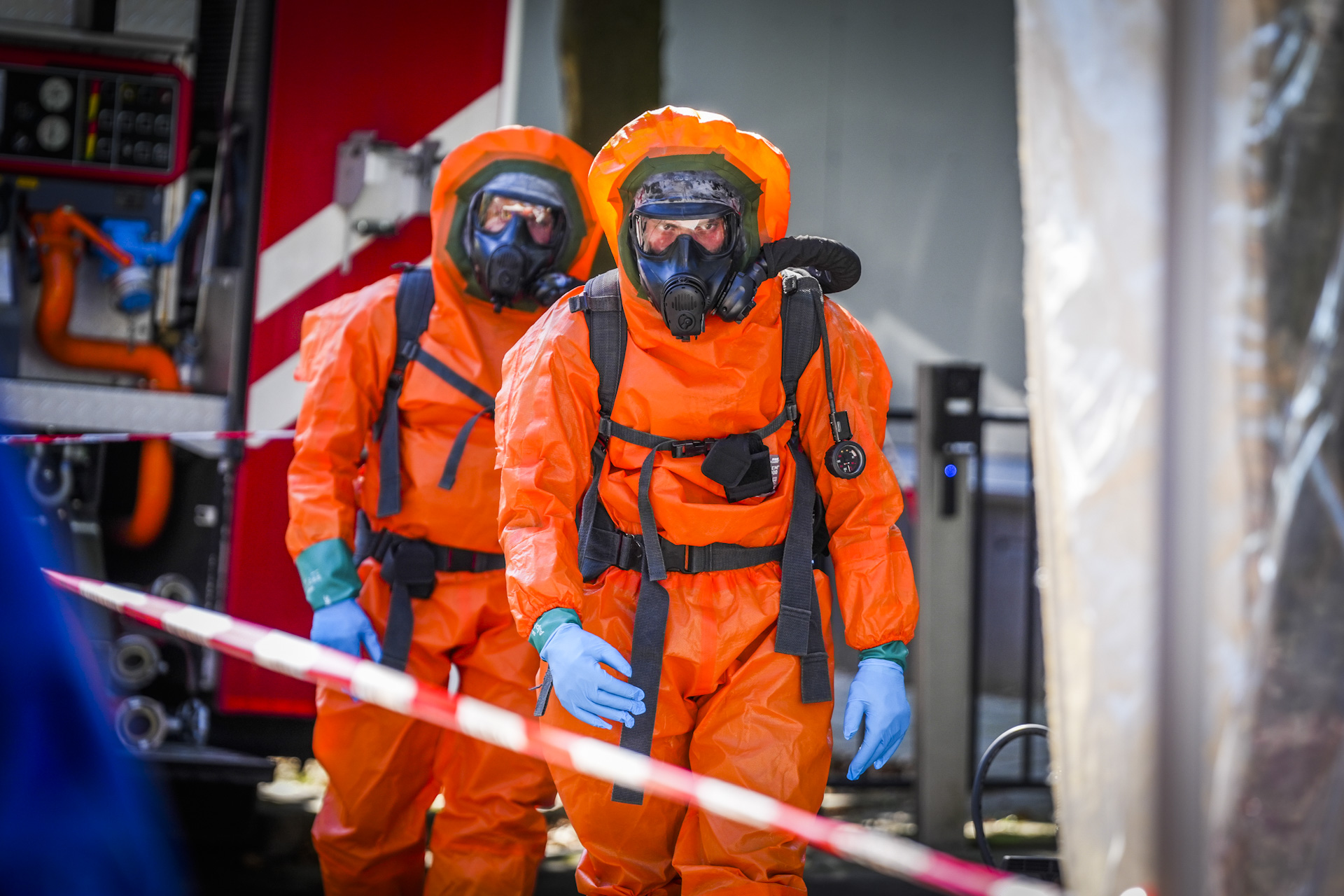 Foto’s en video: Agent naar ziekenhuis na contact met vreemd poeder bij politiebureau