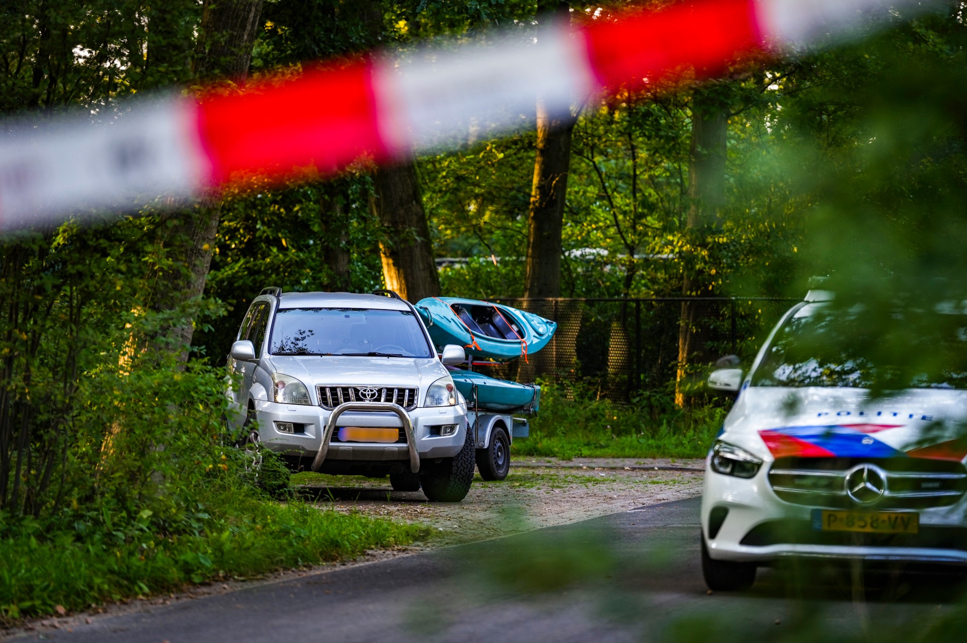 Man steelt auto, maar kinderen zitten nog op de achterbank