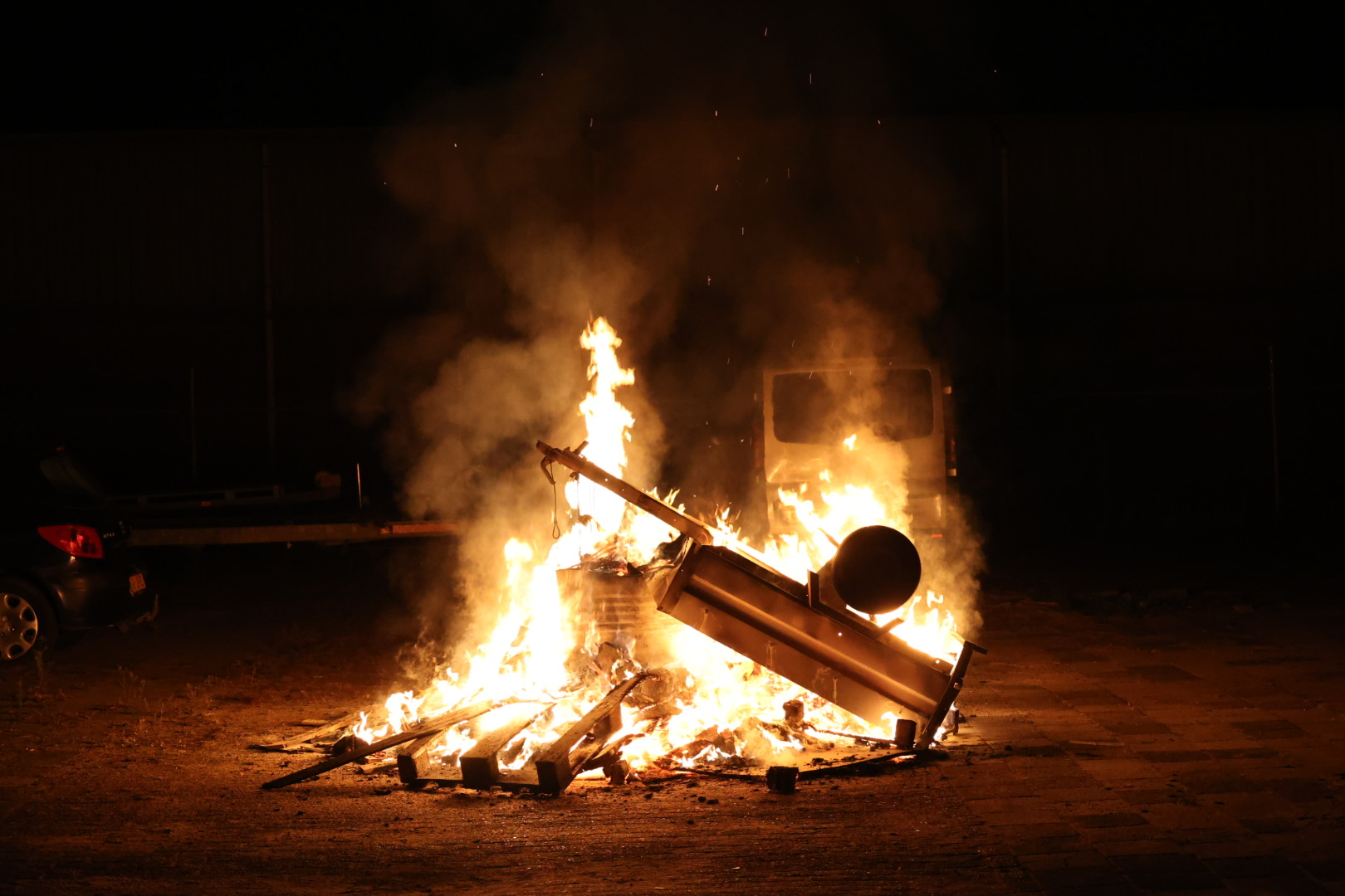 Man steekt stapel afval in brand, zelf verantwoordelijk voor opruimen
