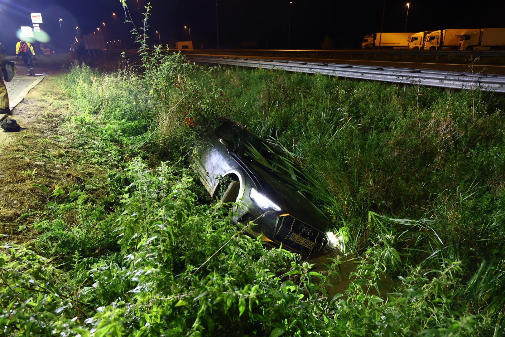 Bestuurder Belandt Met Gehuurde Auto In Sloot En Vlucht Te Voet ...