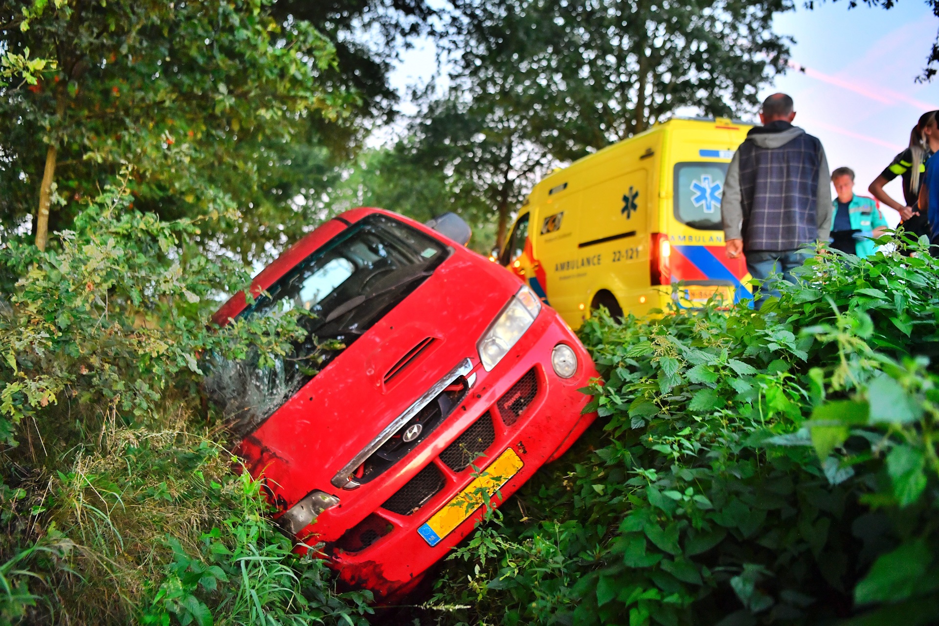 Auto belandt in sloot, alle inzittenden ongedeerd