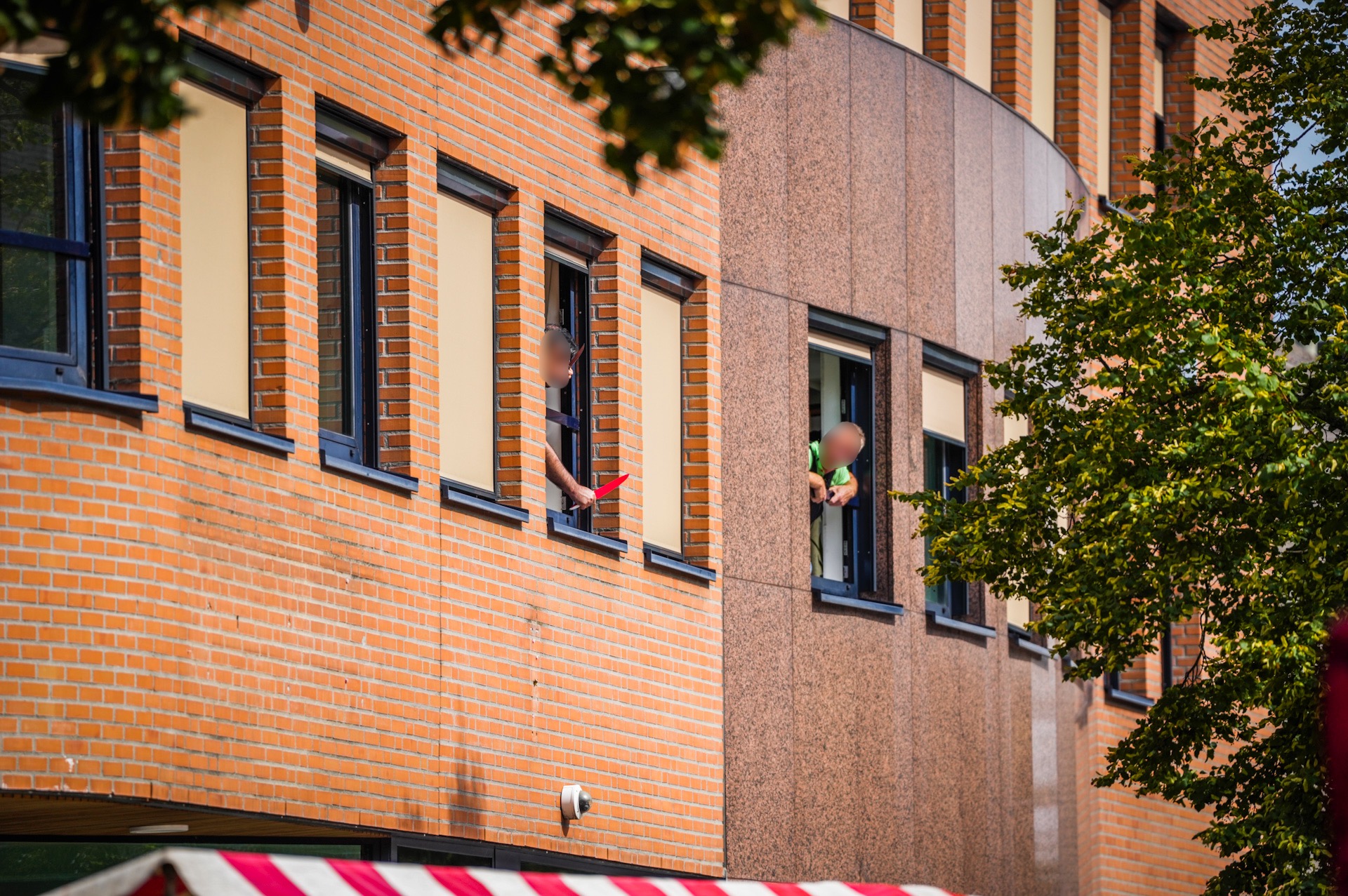 Foto’s en video: Verwarde man zwaait met messen, jaarmarkt ontruimd