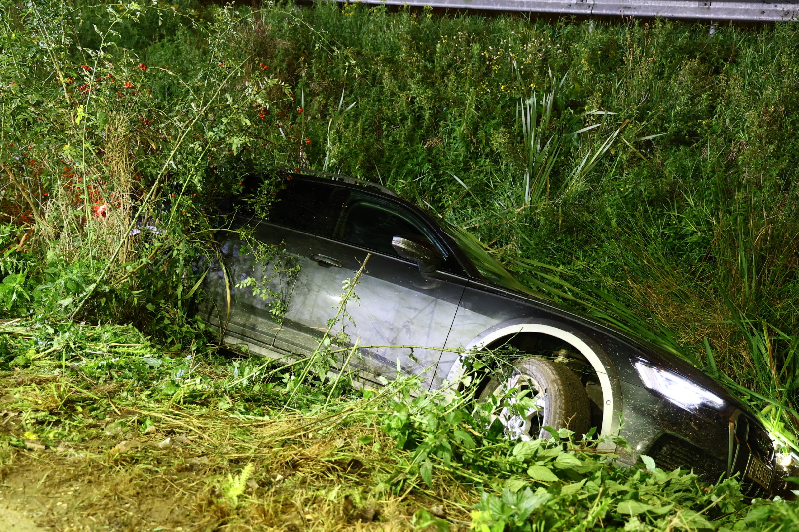 Bestuurder belandt met gehuurde auto in sloot en vlucht te voet