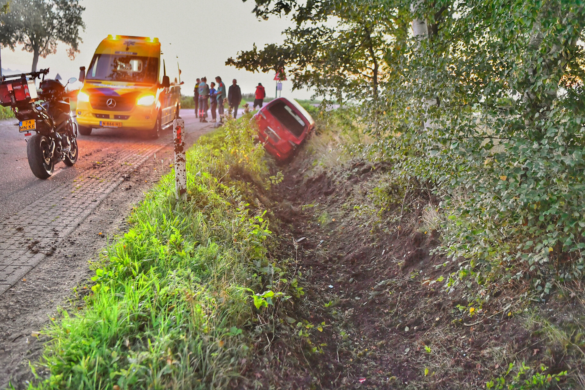 Auto Belandt In Sloot, Alle Inzittenden Ongedeerd - 112Brabant