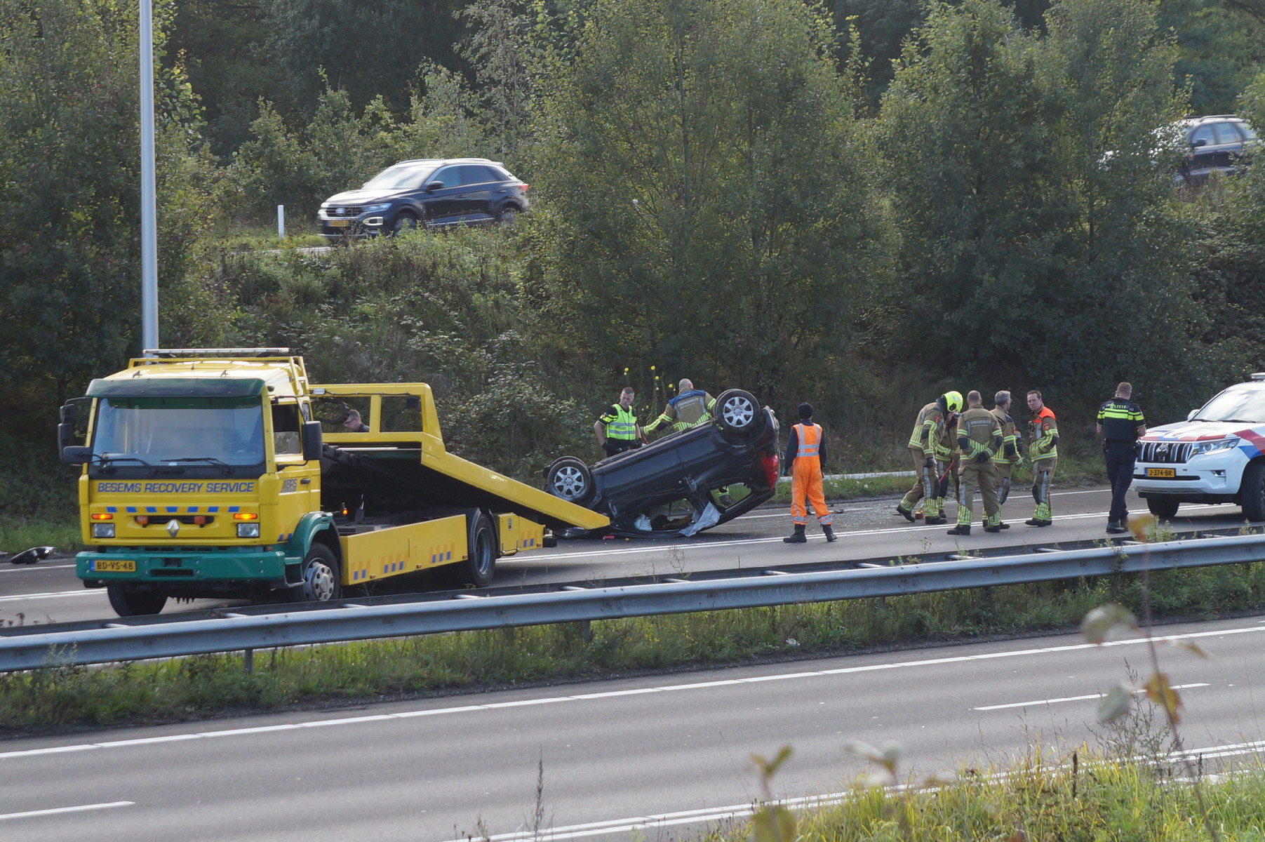 Auto vliegt over de kop nadat bestuurder macht over stuur verliest