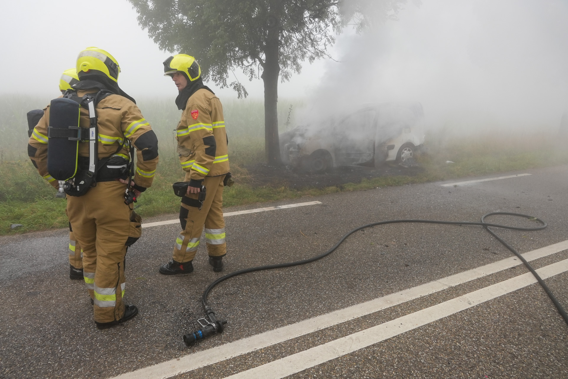 Busje vliegt in brand na botsing in zeer dichte mist