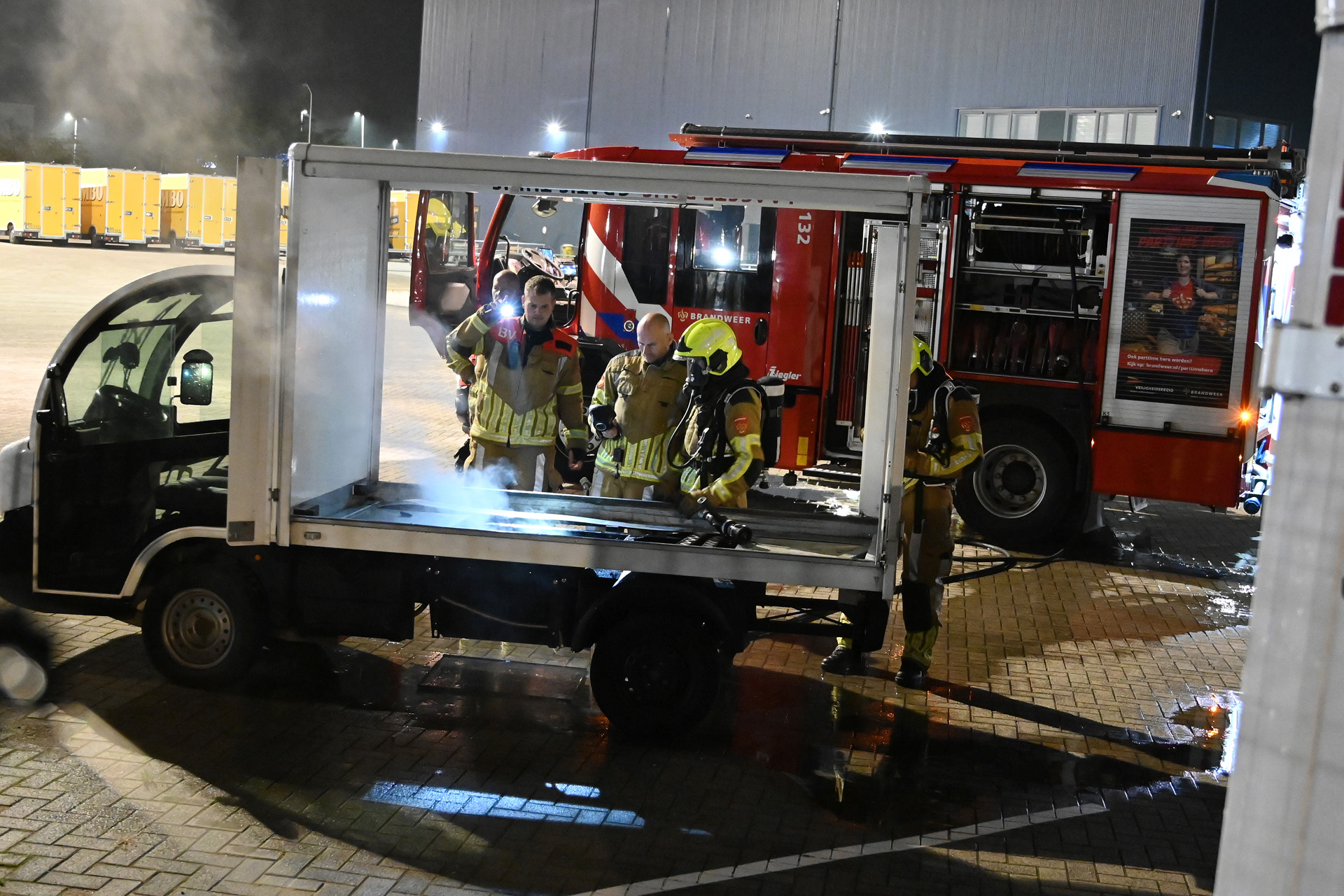 Elektrische bezorgwagen vliegt in brand