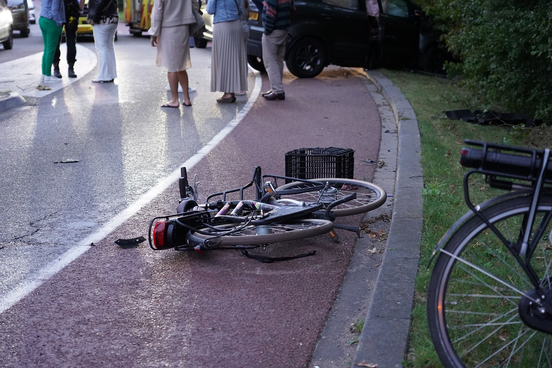 Auto schept fietser en botst daarna tegen boom, 4 gewonden