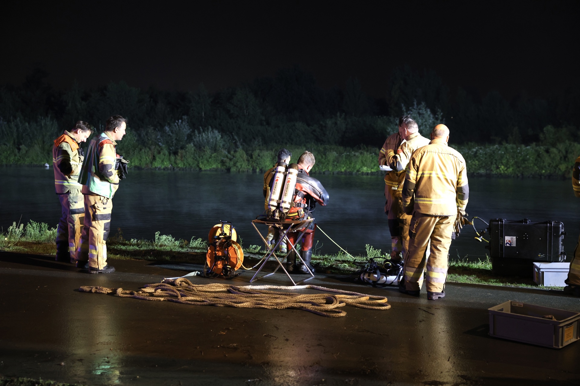 Auto belandt in kanaal, twee inzittenden klimmen zelf uit auto