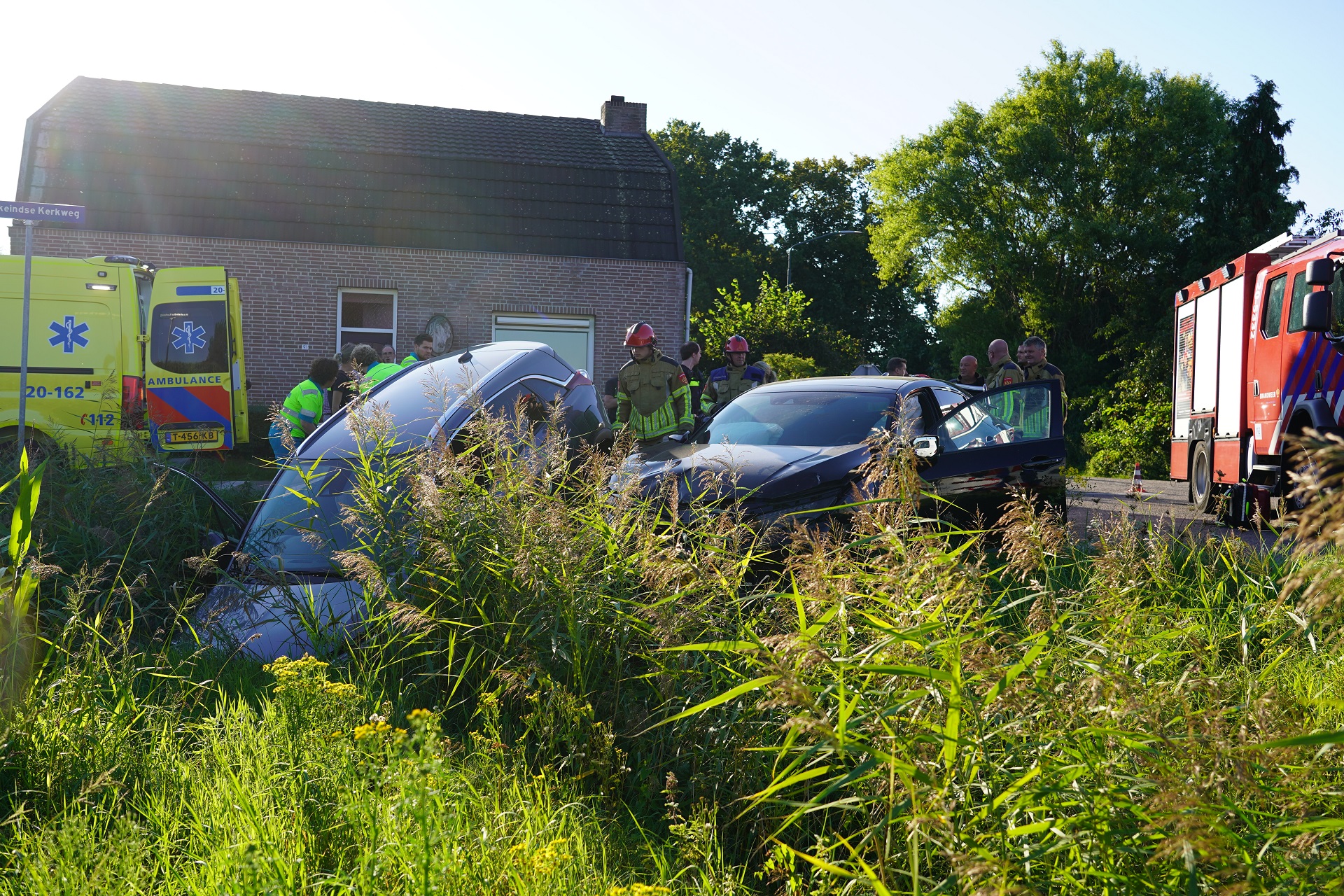 Auto’s belanden in sloot na botsing op kruising
