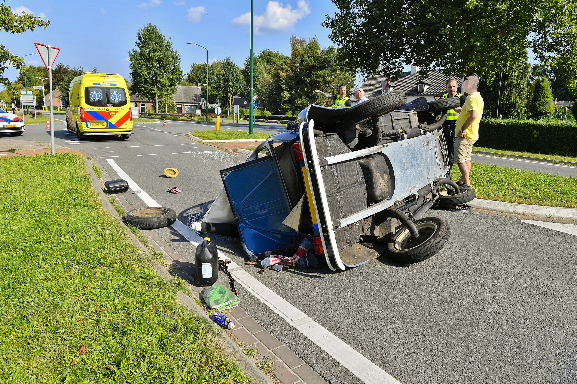 Oude Citroën Eend uit 1980 total loss bij ongeval