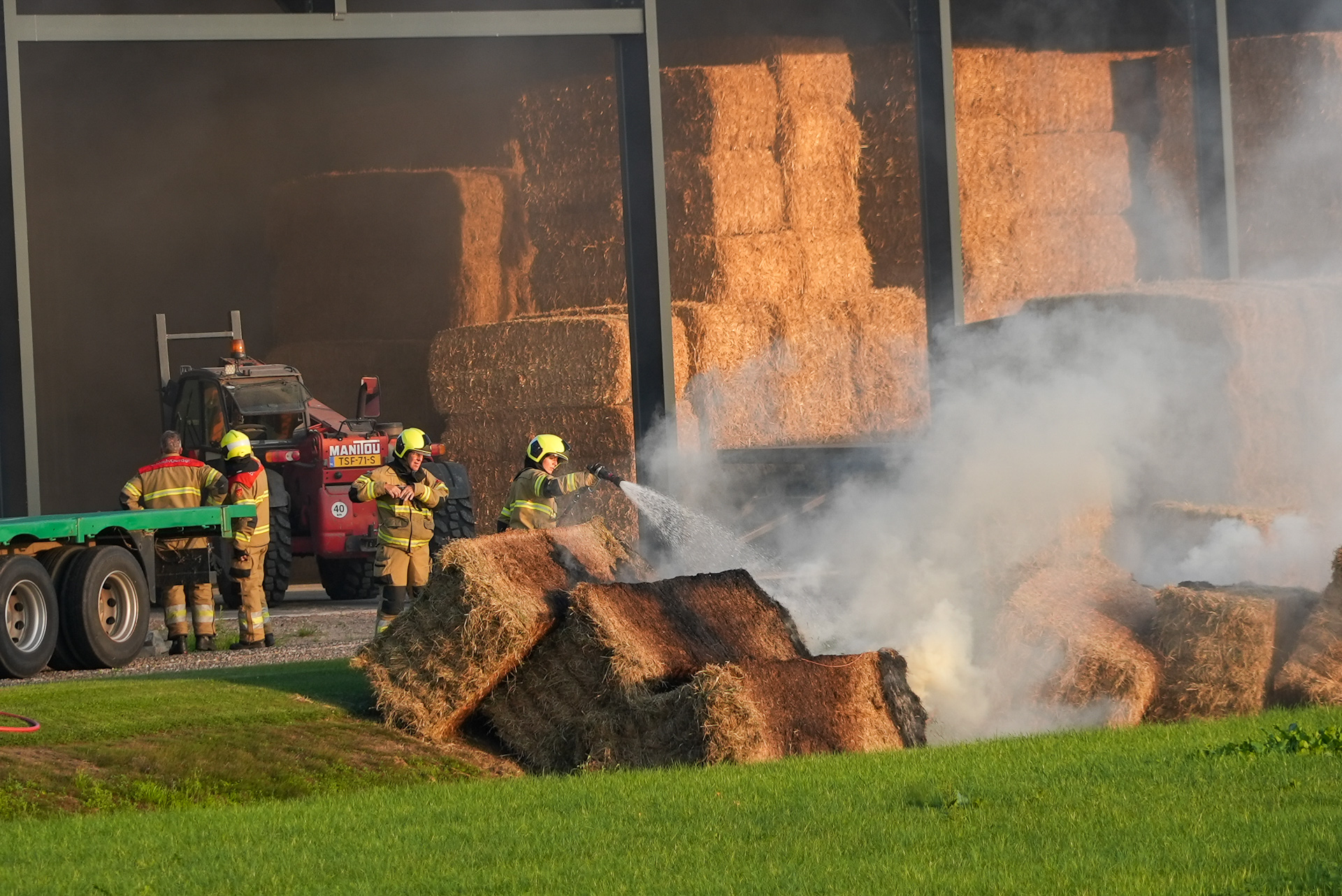 Strobalen vliegen in brand in loods