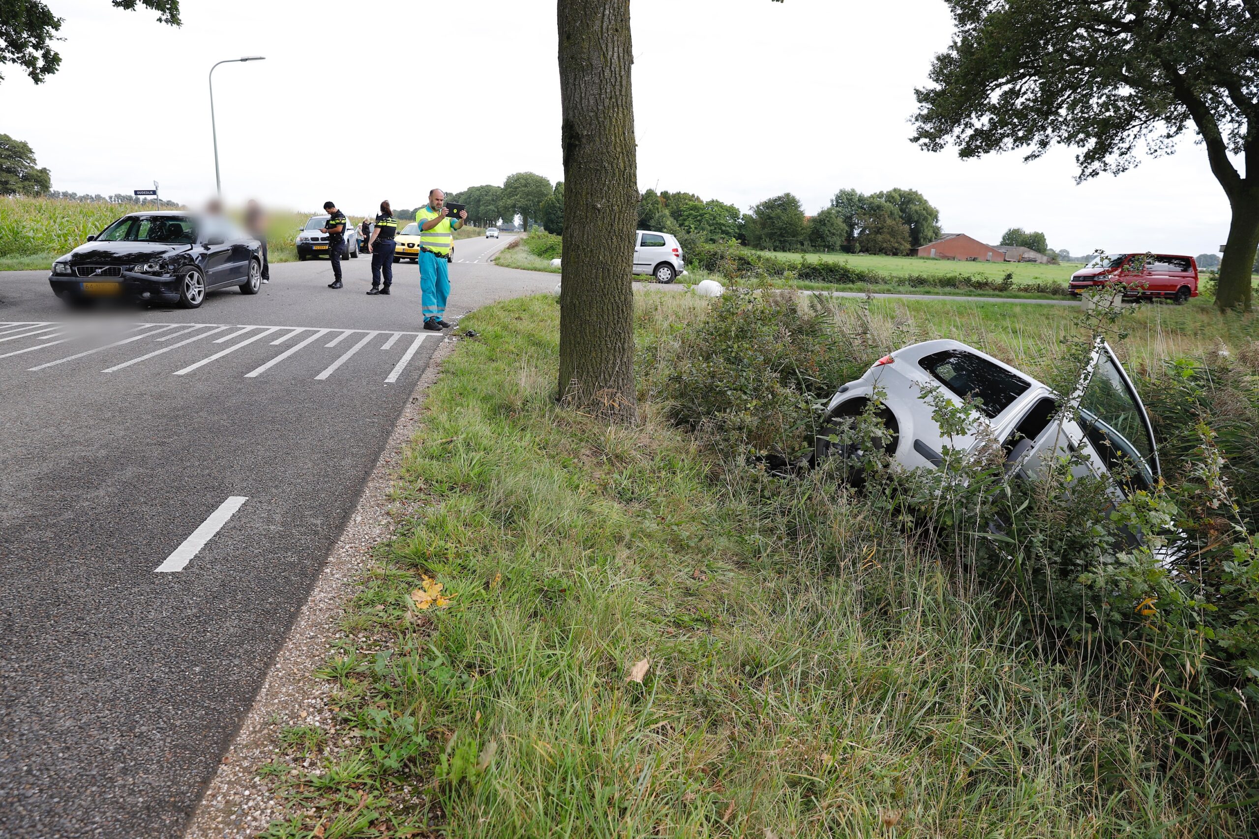 Auto Belandt In Sloot Na Aanrijding Op Kruising - 112Brabant