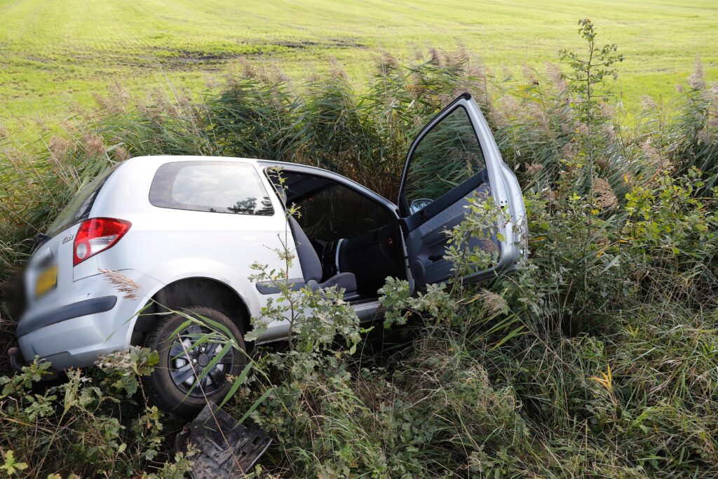 Auto Belandt In Sloot Na Aanrijding Op Kruising - 112Brabant