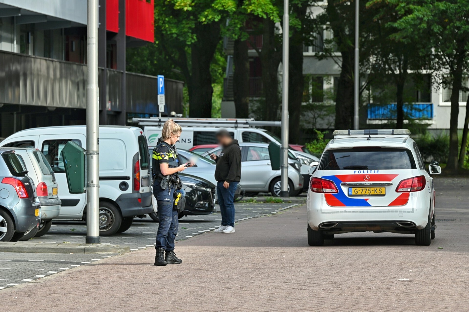 Beroving op parkeerplaats, politieheli zoekt twee daders