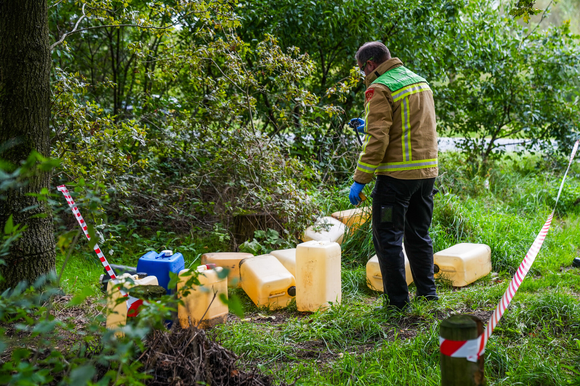 Vaten gedumpt in bosjes, brandweer doet metingen