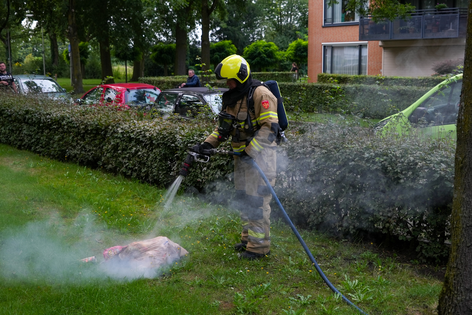 Vuilnisbak vliegt op balkon in brand