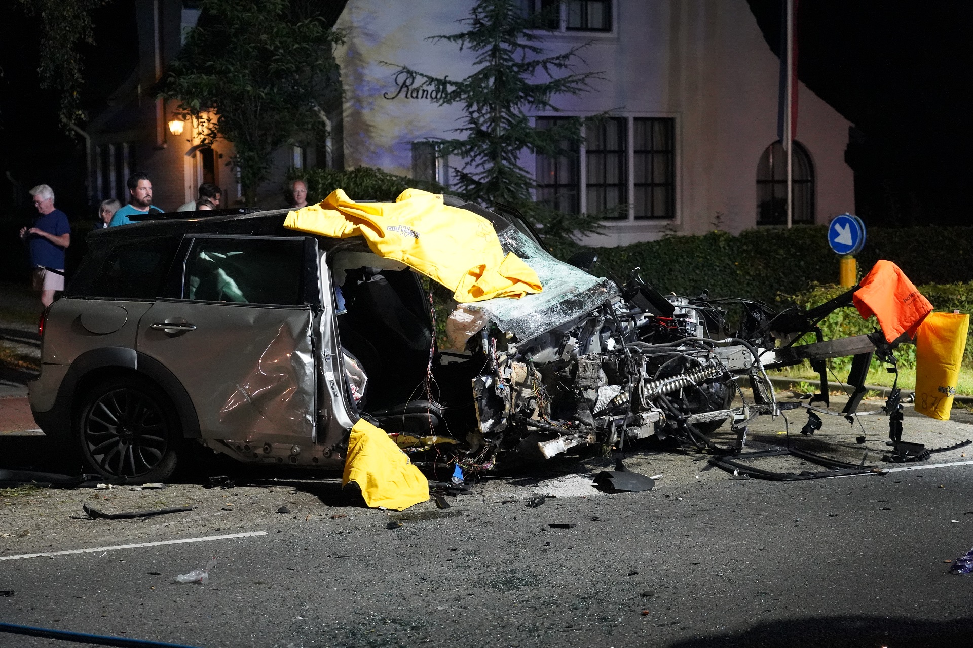 UPDATE: Bijrijder (19) ernstig gewond na crash tegen boom