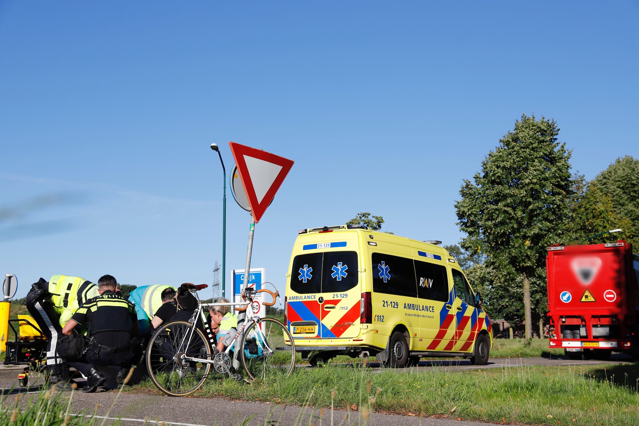 Wielrenner gewond na botsing met vrachtwagen