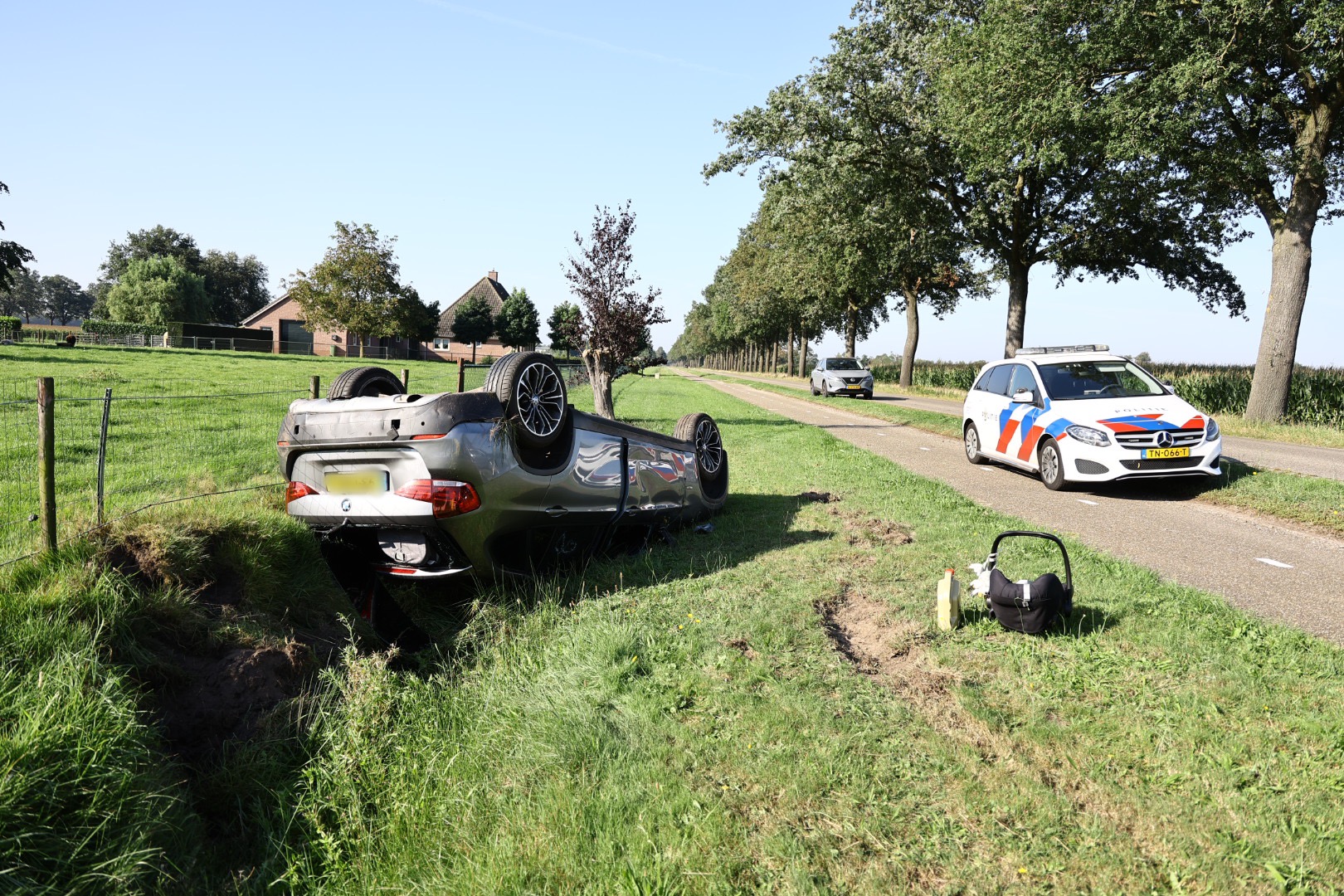 Auto met jonge kinderen belandt op z’n kop na botsing