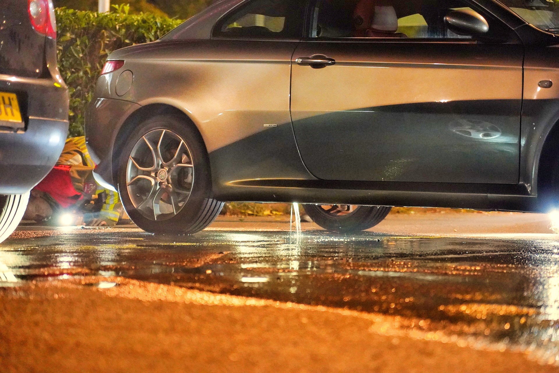 Benzinetank lek nadat automobilist over stuk plastic rijdt