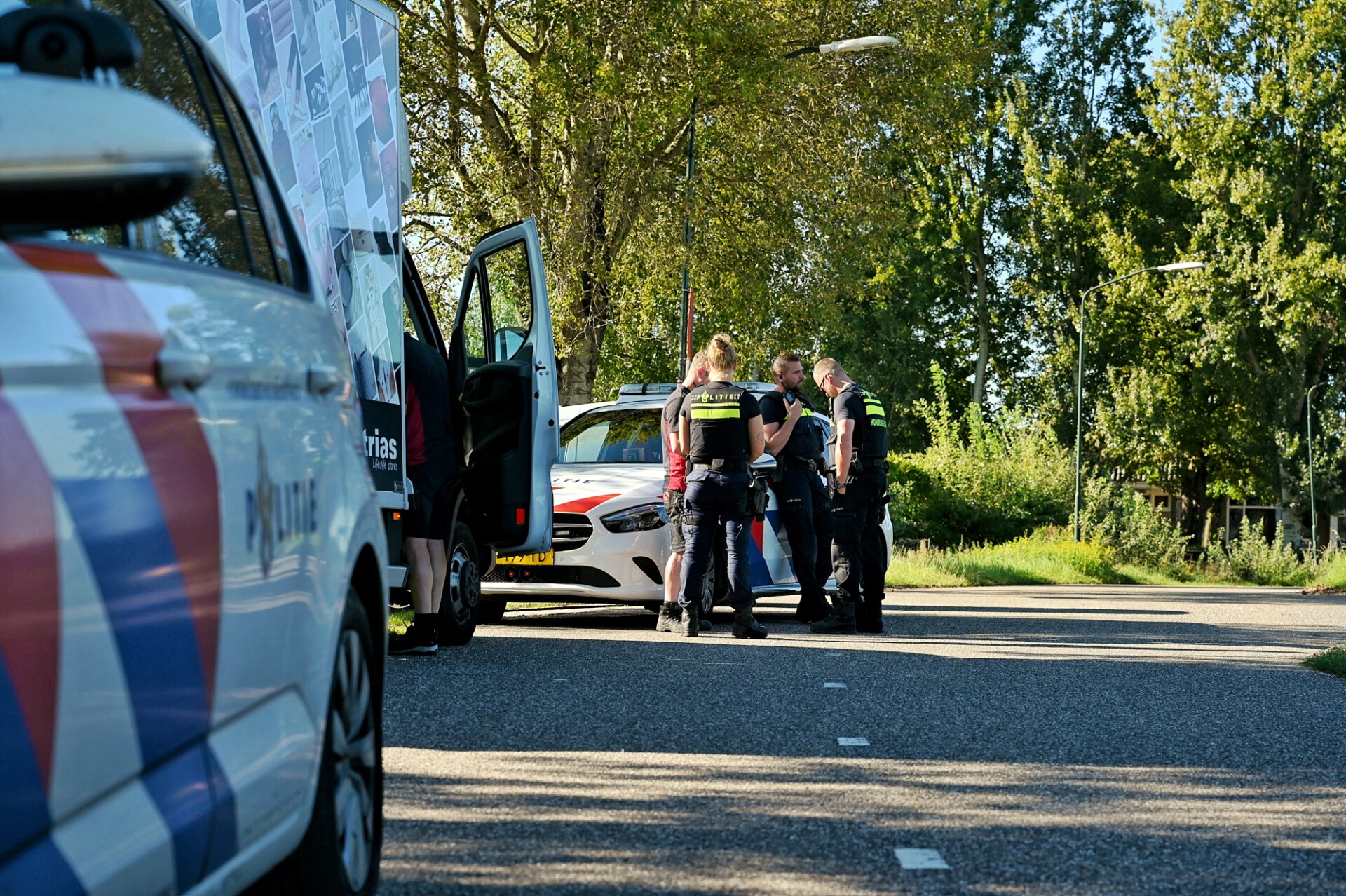 Vrachtwagenchauffeur door drie mannen overvallen na bedreiging met mes