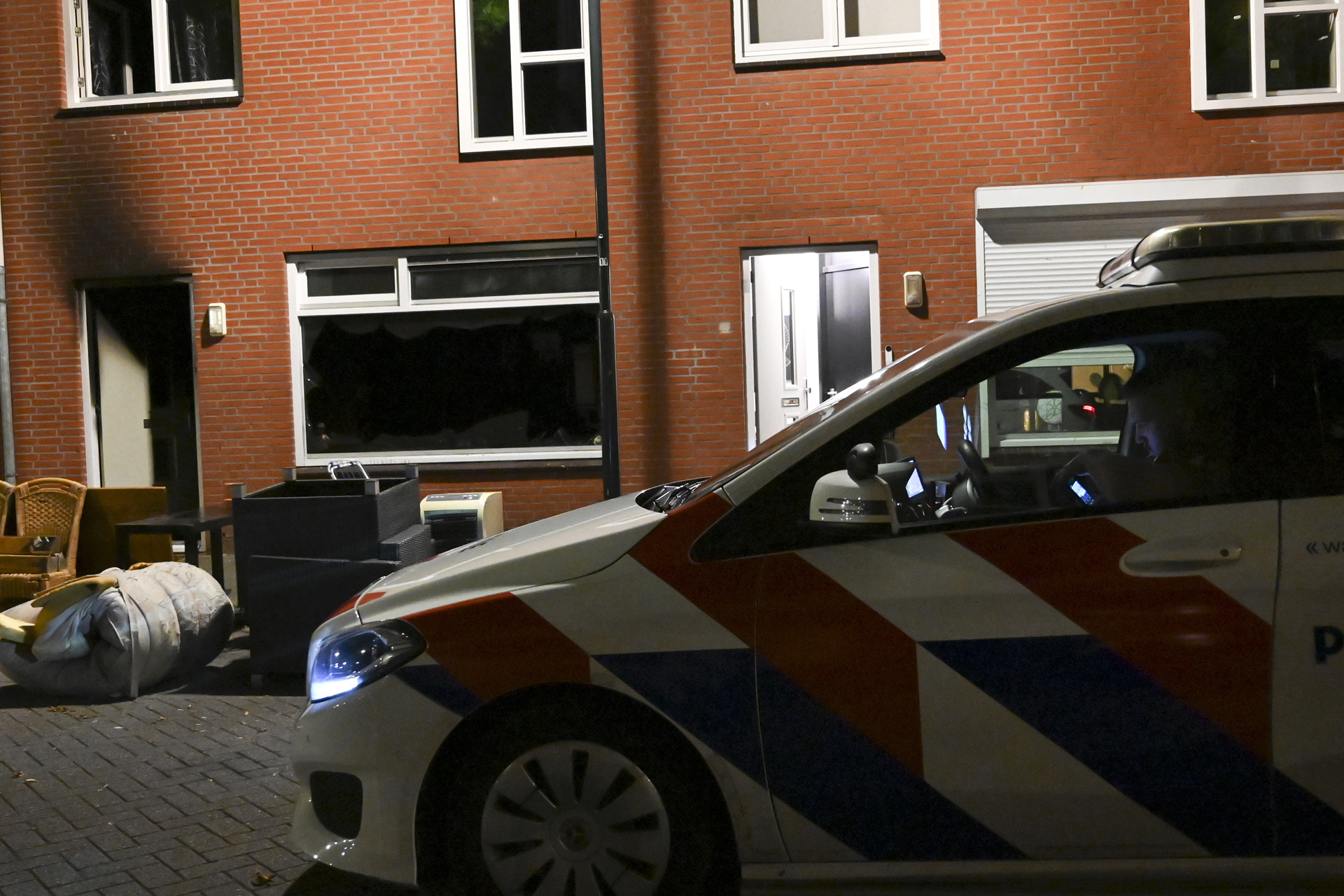 Brandend voorwerp naar binnen gegooid, bewoners vluchten huis uit
