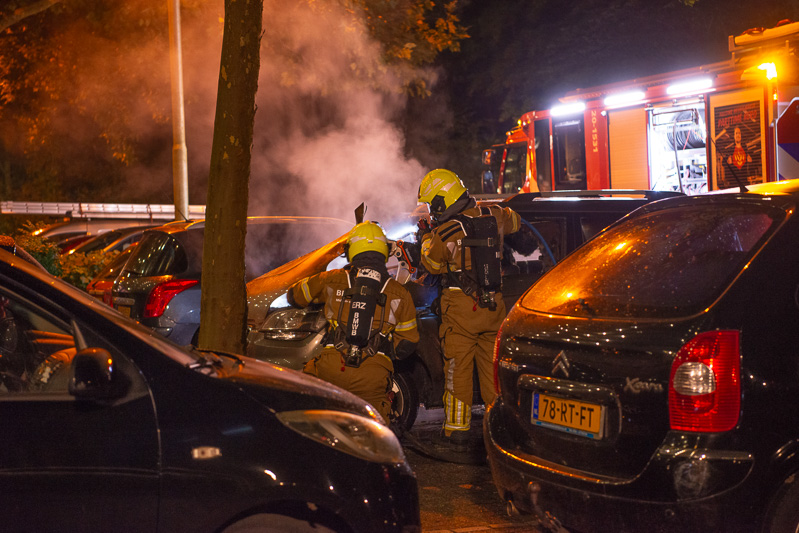 Auto vliegt in brand door technisch mankement
