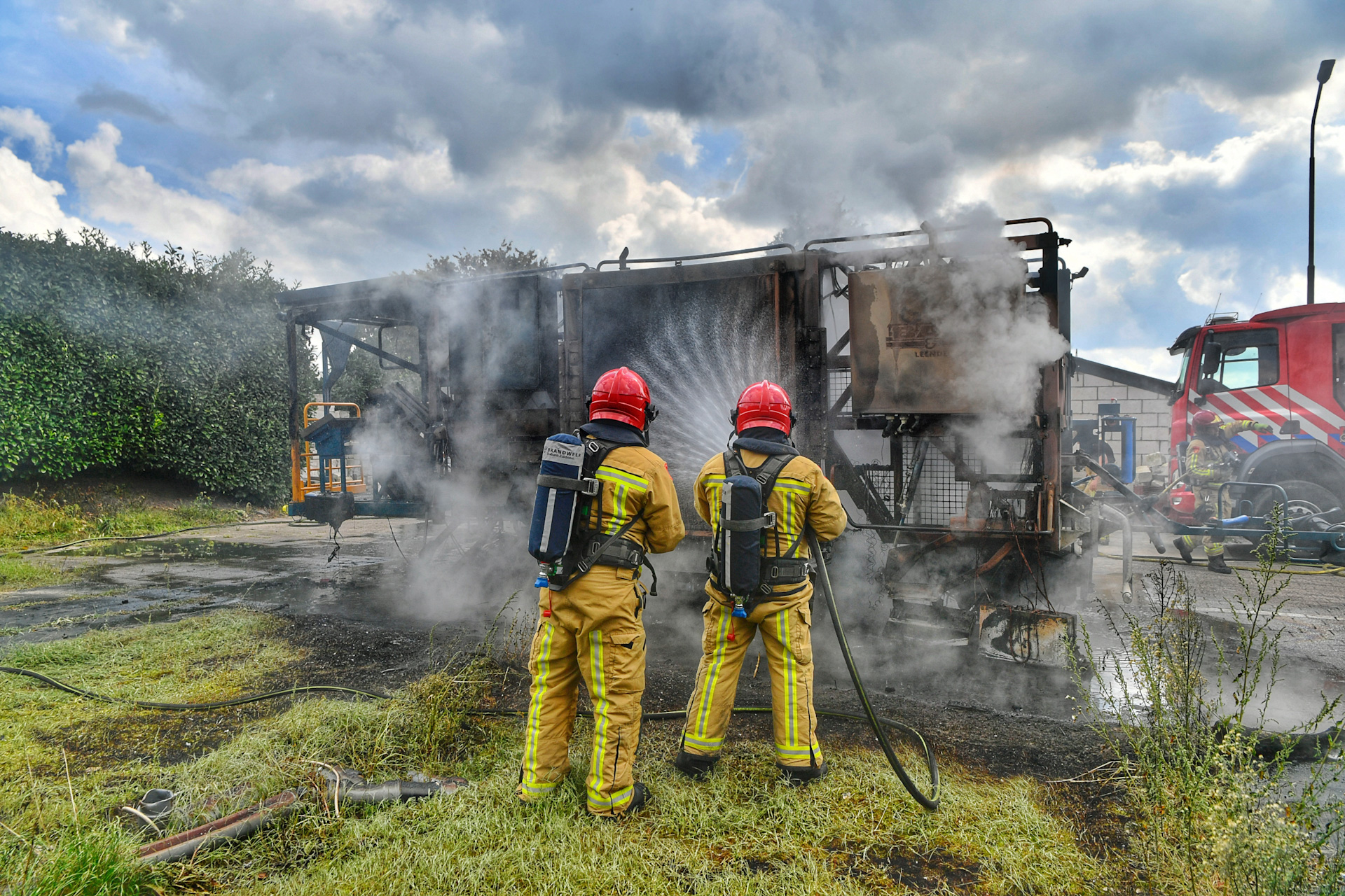 Aspergesteekmachine door brand verwoest
