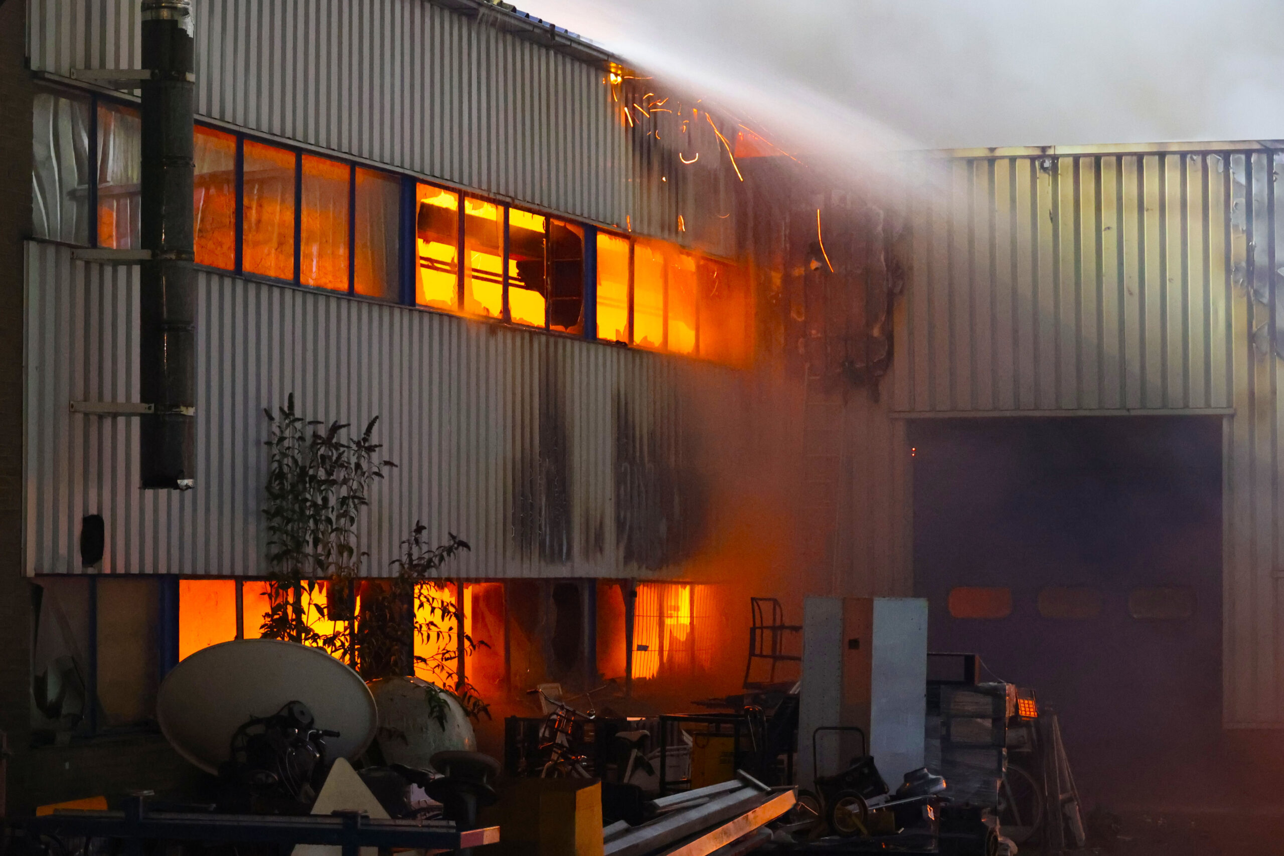 Grote brand in loods op bedrijventerrein